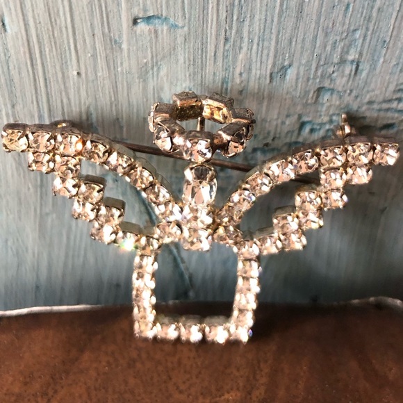 Vintage angel rhinestone pin to sit on your shoulder & watch over you or friend - Picture 5 of 8